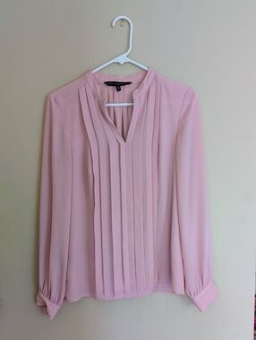 White House Black Market Pastel Pink Pleated V-Neck Blouse, Size 2